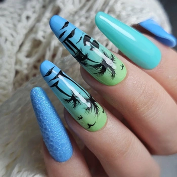 Paznokcie z palmami - tropikalny manicure na lato